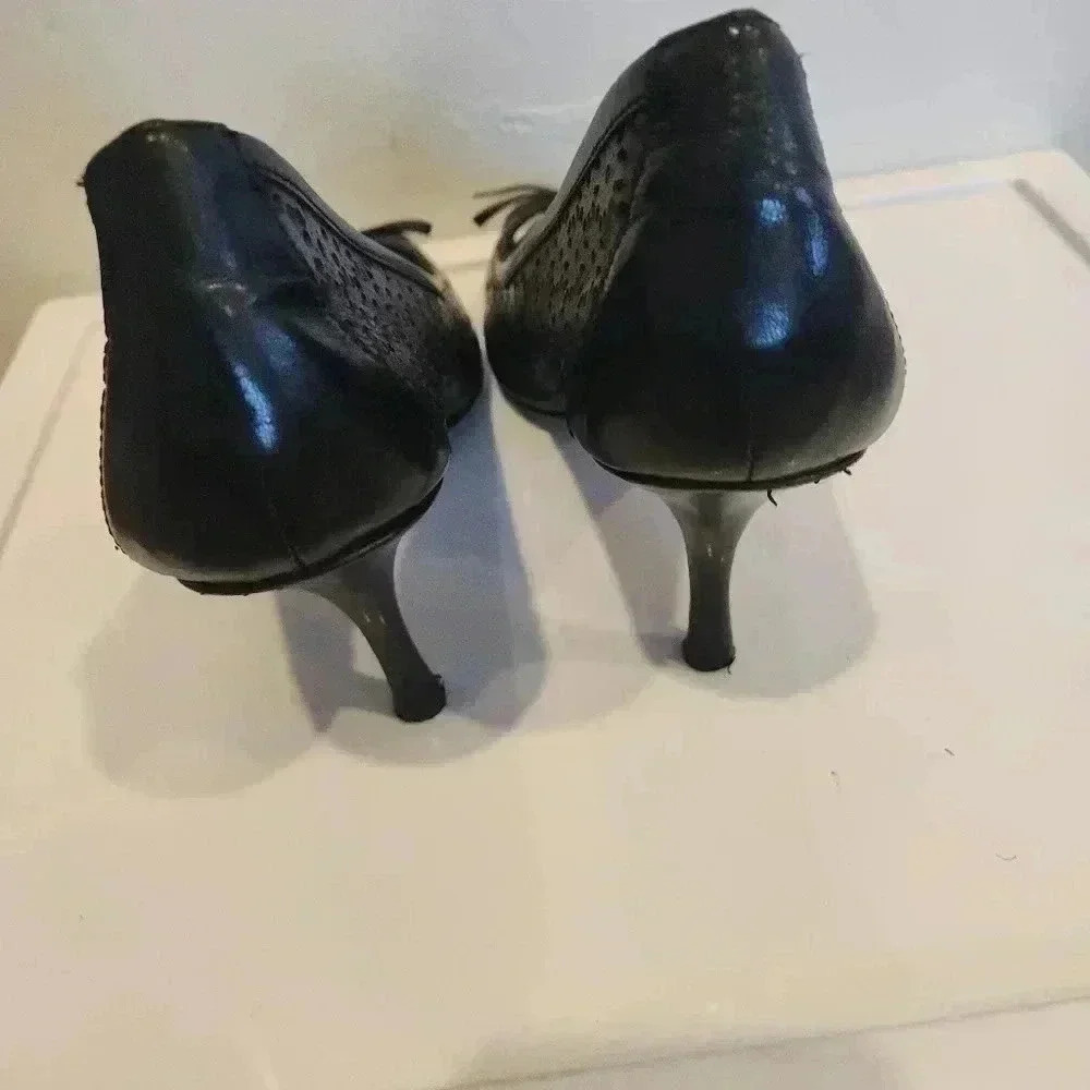 Oscar De La Renta black cutout heels with bow - Picture 3 of 9